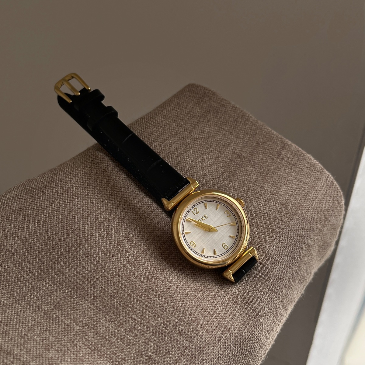 Luxury Watch With Leather Strap - ساعة يد فاخرة بتصميم كلاسيكي، حزام