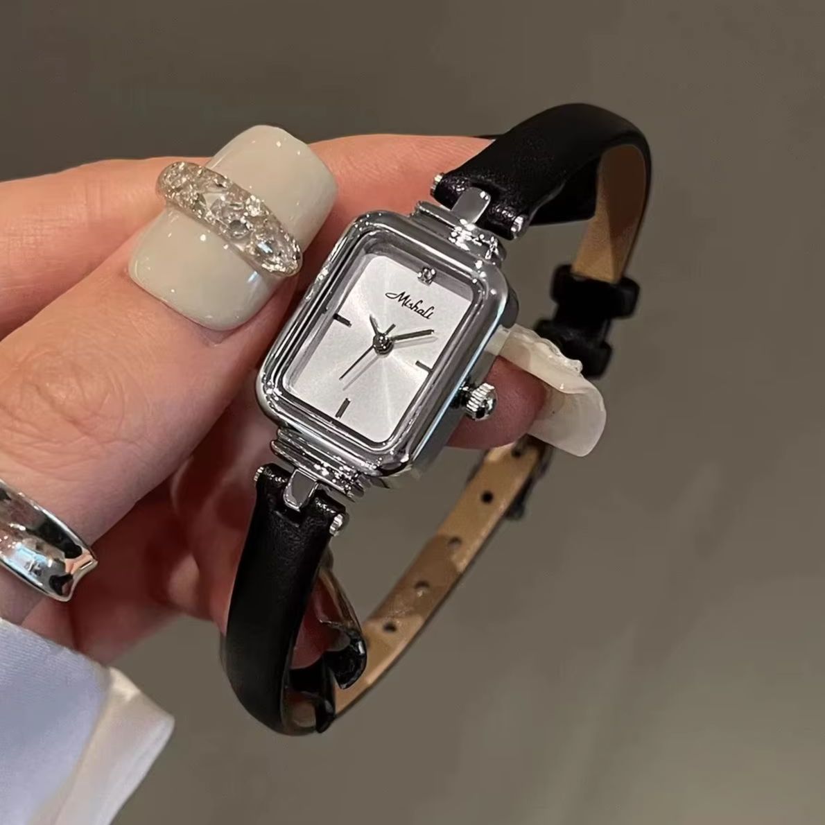 Luxury Watch With Leather Strap - ساعة نسائية فاخرة بتصميم كلاسيكي، بحزام