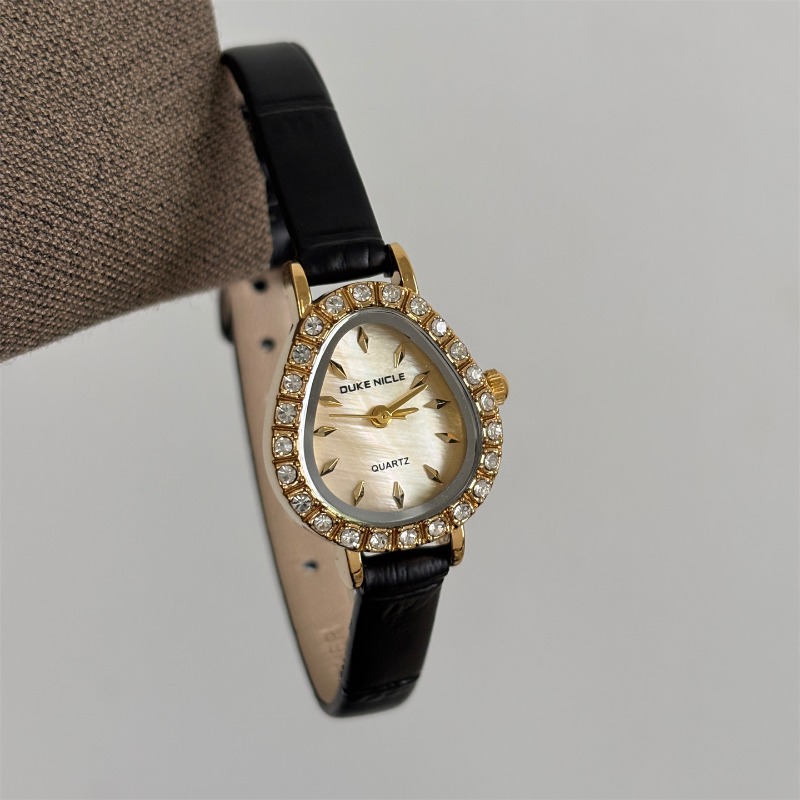 Luxury Watch Gold And Black - ساعة كوارتز نسائية فاخرة ذهبية بيضاوية