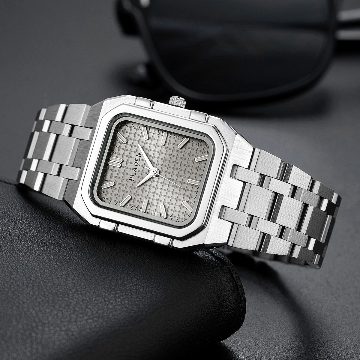العلامة التجارية الفاخرة الأزر - مراجعة Luxury Watch Maker وسعره