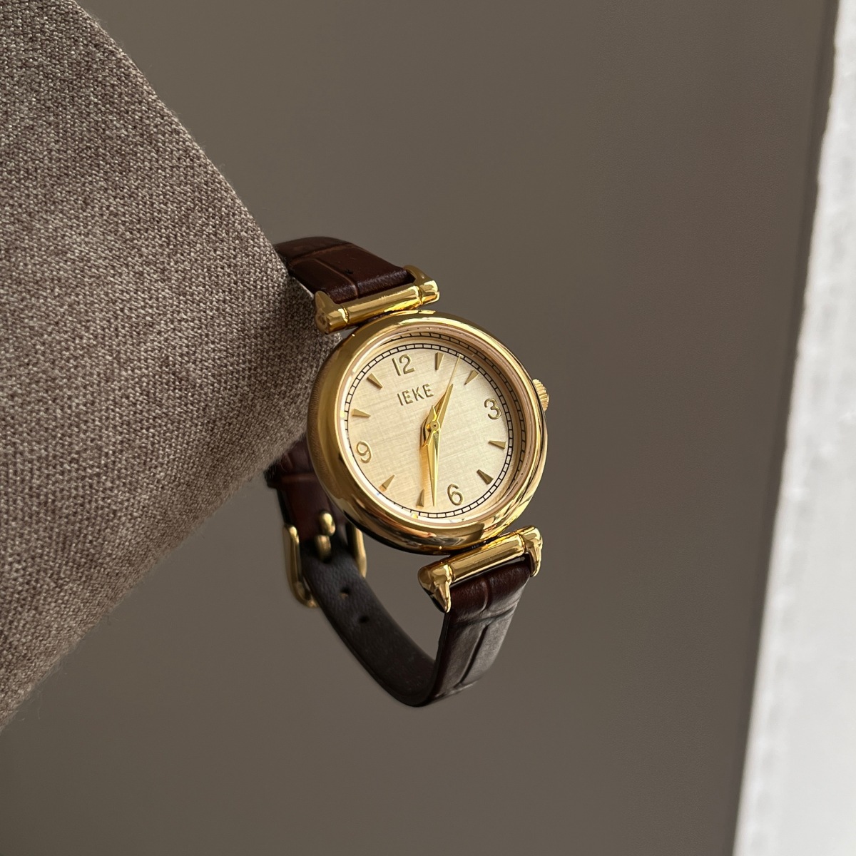 ساعة يد فاخرة بتصميم كلاسيكي،  - مراجعة Luxury Watch With Leather Strap وسعره