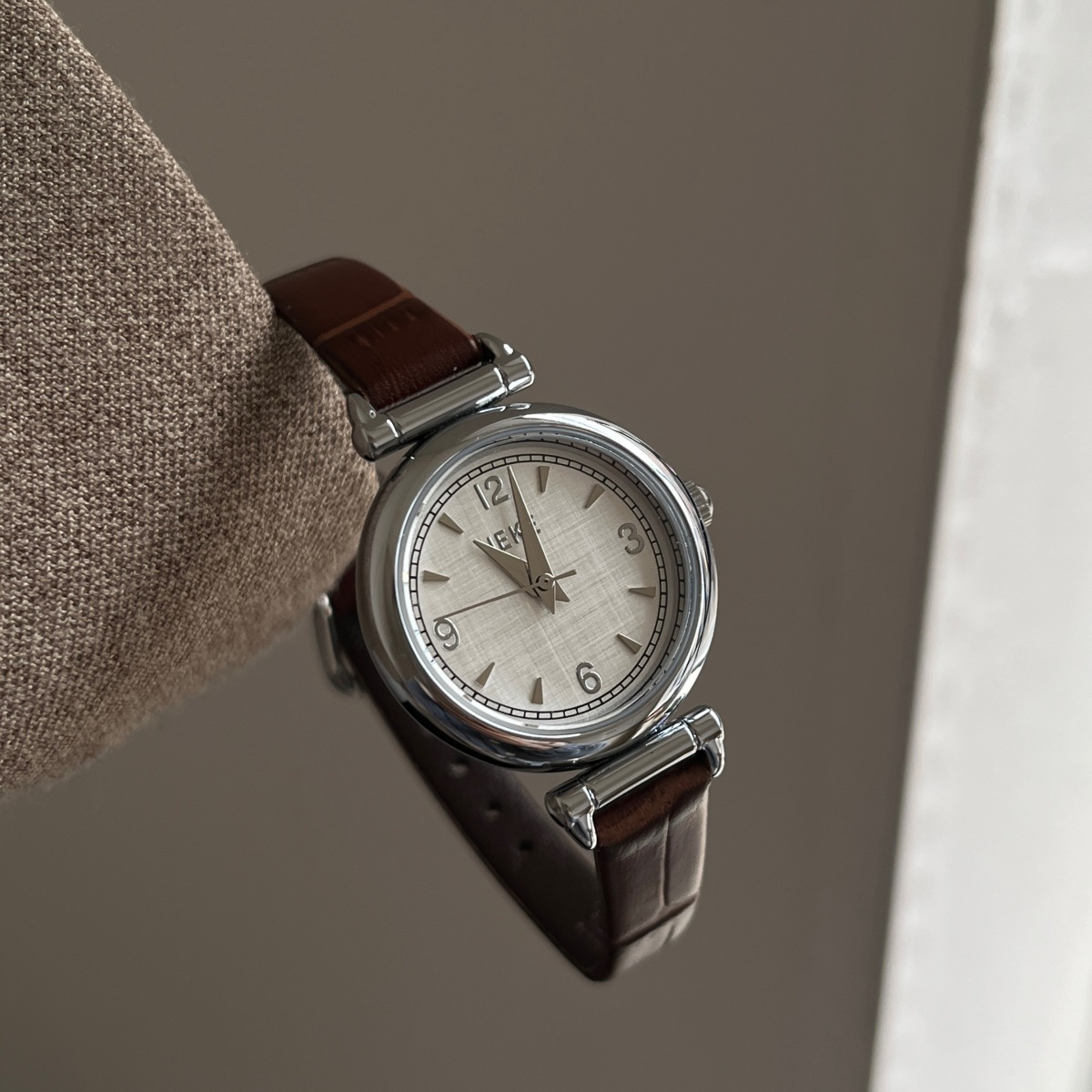 ساعة يد فاخرة بتصميم كلاسيكي،  - مراجعة Luxury Watch With Leather Strap وسعره