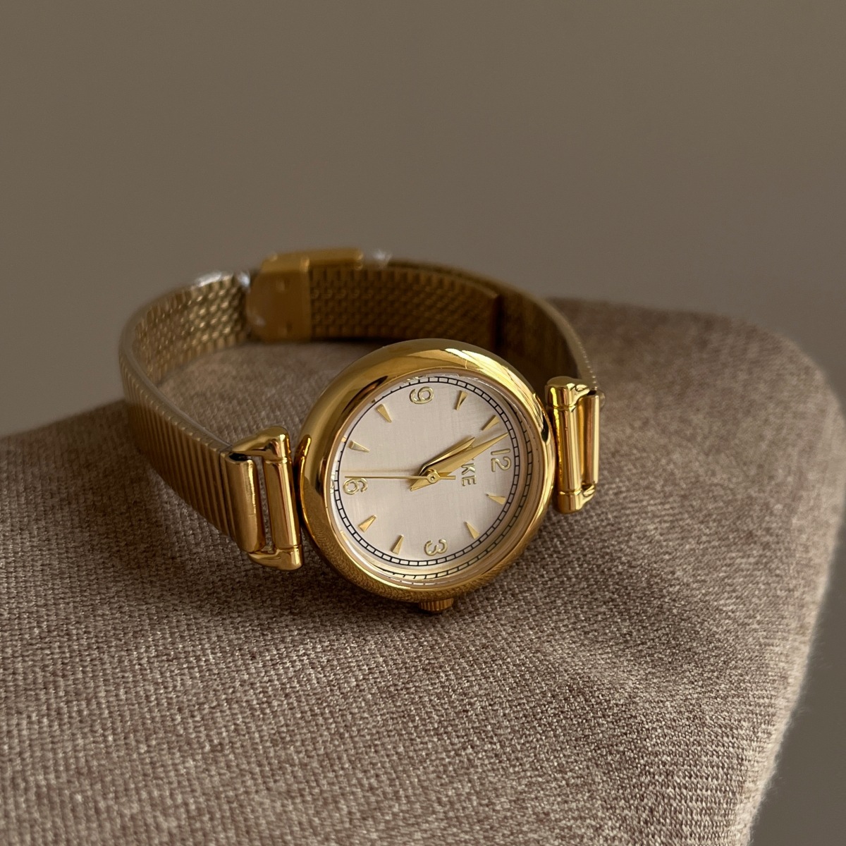 ساعة يد فاخرة بتصميم كلاسيكي،  - مراجعة Luxury Watch With Leather Strap وسعره