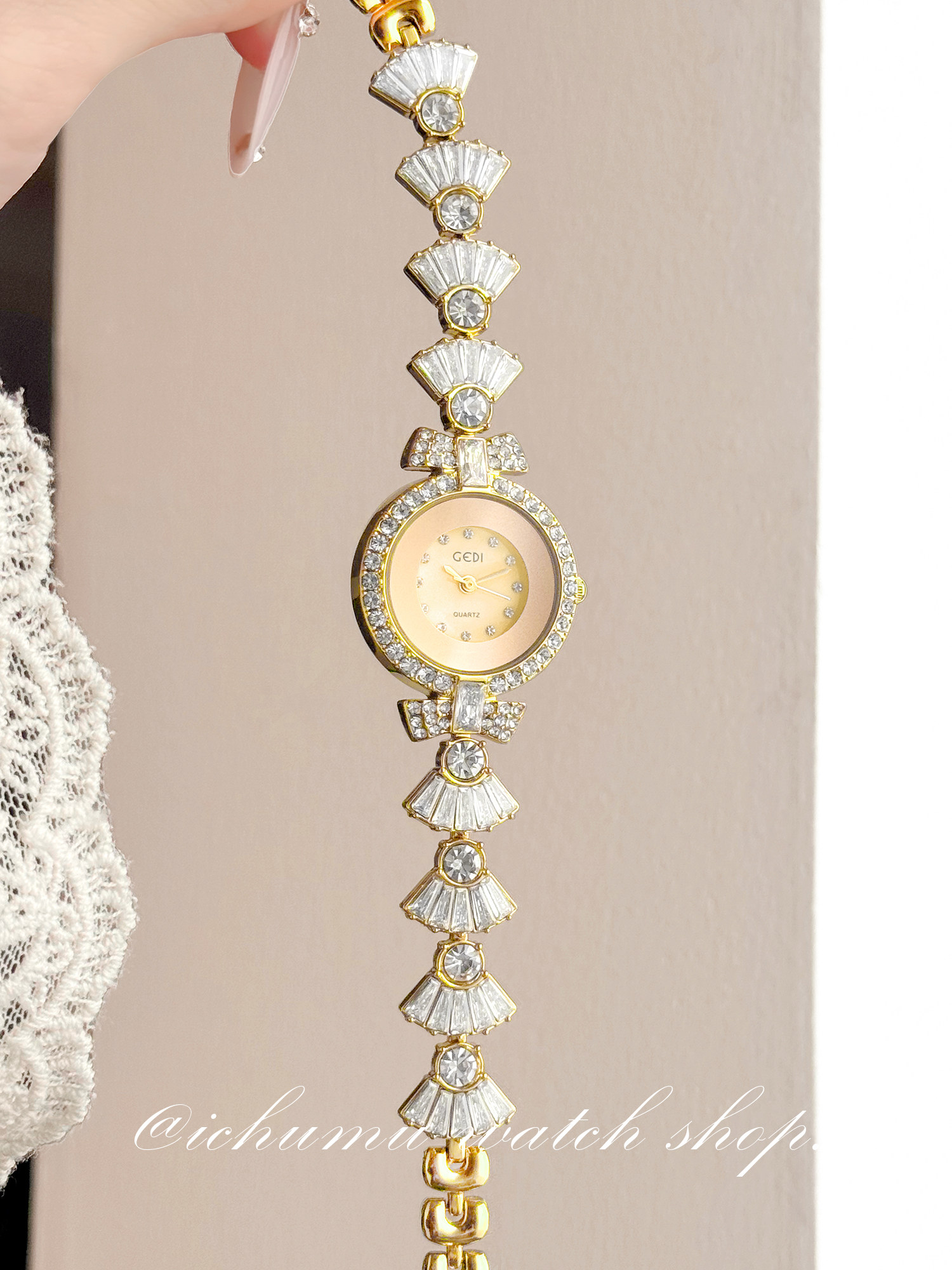 ساعة نسائية بتصميم حورية البحر - مراجعة Luxury Watch Diamond وسعره