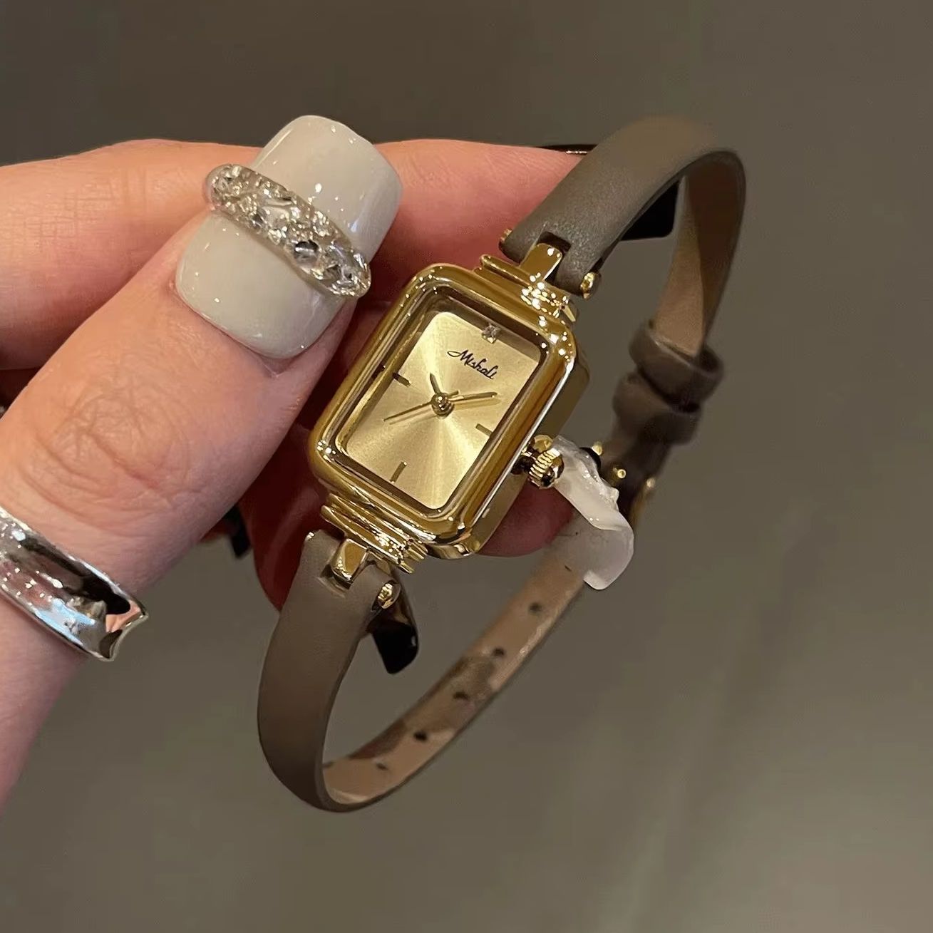 ساعة نسائية فاخرة بتصميم كلاسي - مراجعة Luxury Watch With Leather Strap وسعره