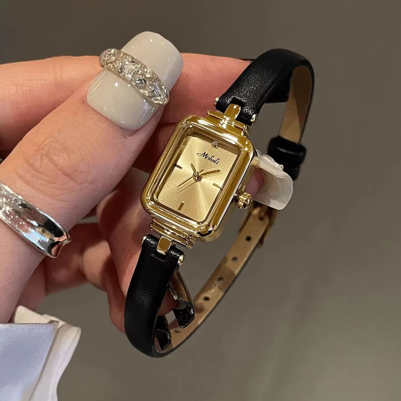 ساعة نسائية فاخرة بتصميم كلاسي - مراجعة Luxury Watch With Leather Strap وسعره