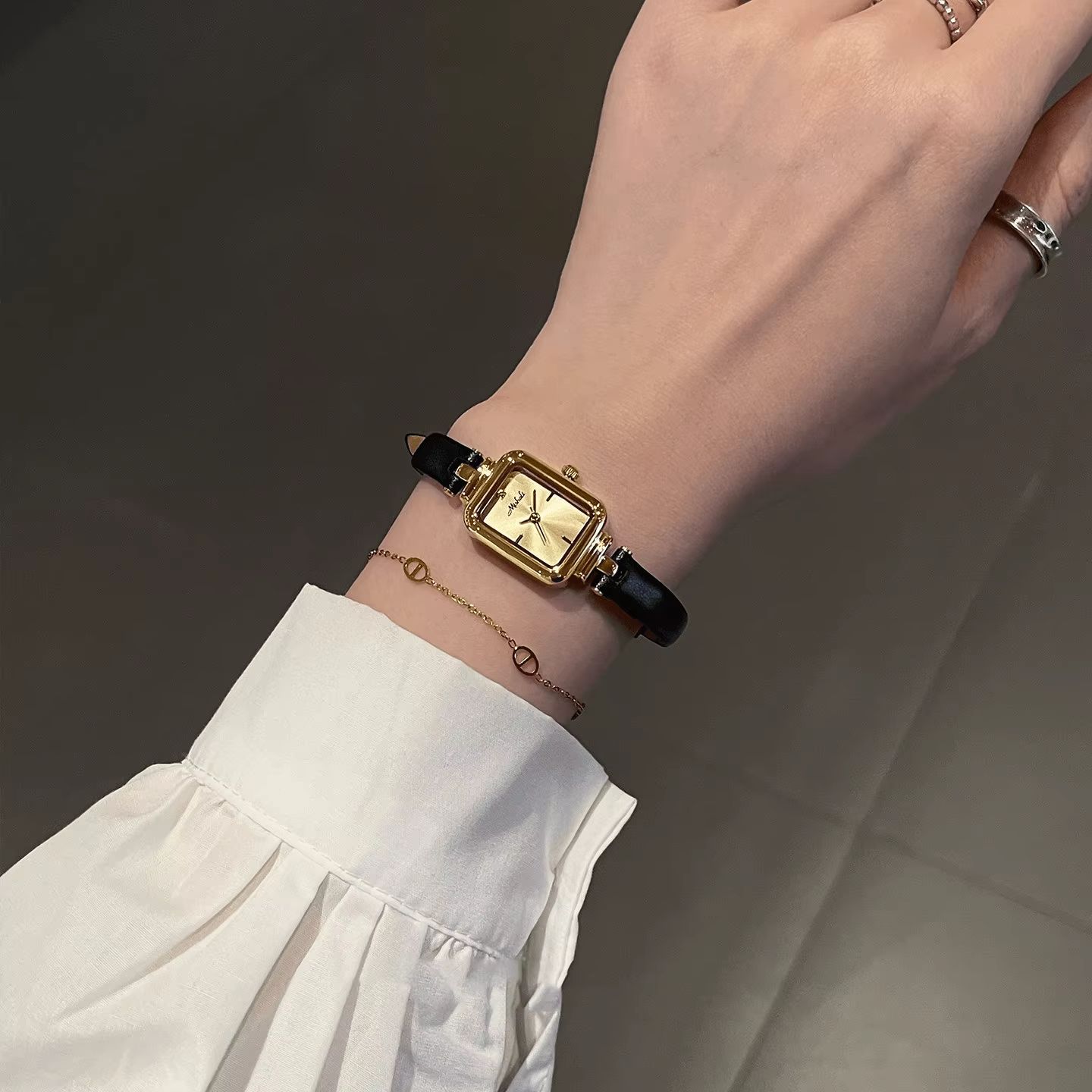 ساعة نسائية فاخرة بتصميم كلاسي - مراجعة Luxury Watch With Leather Strap وسعره