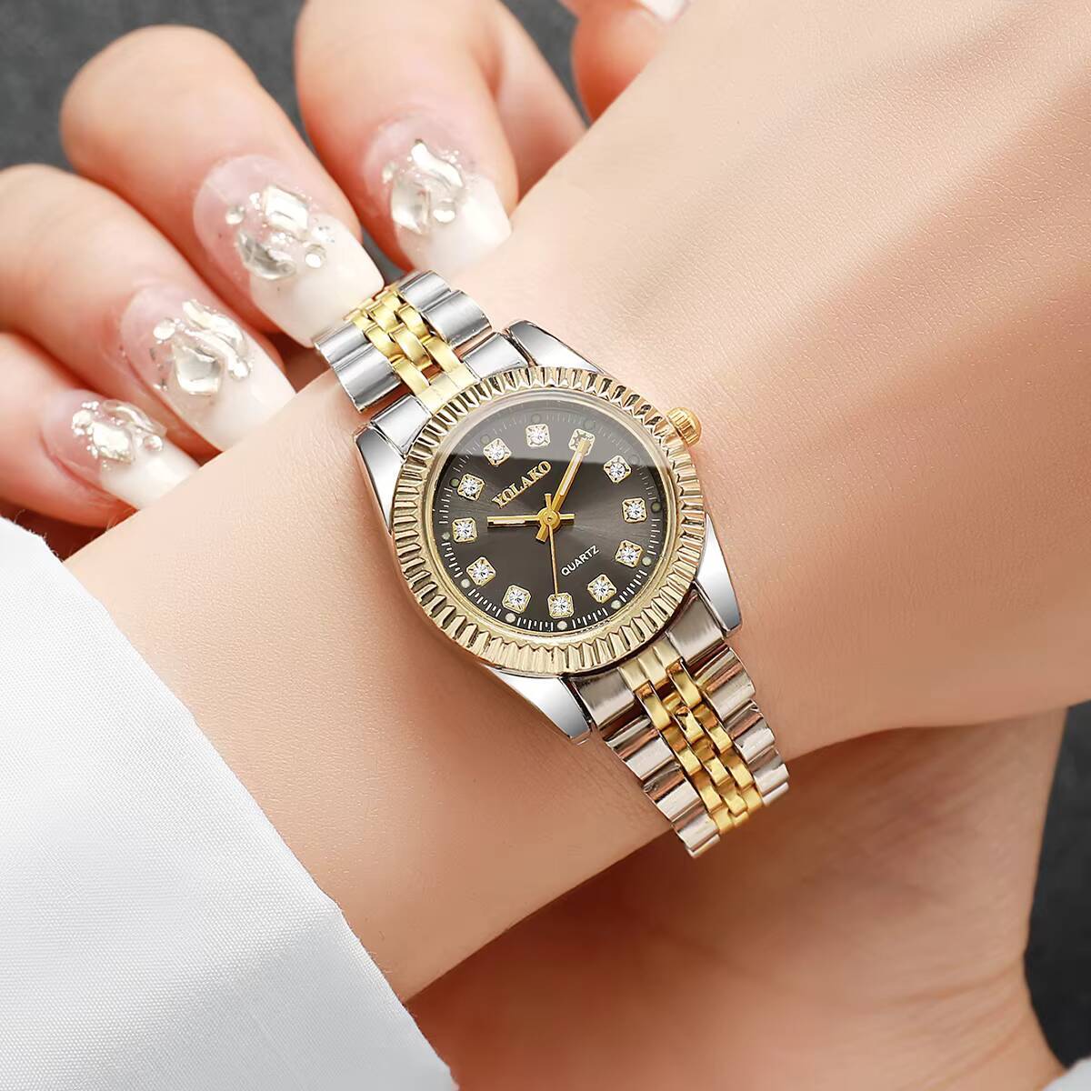 ساعة كوارتز نسائية عصرية مرصعة - مراجعة Luxury Watch Display Case وسعره