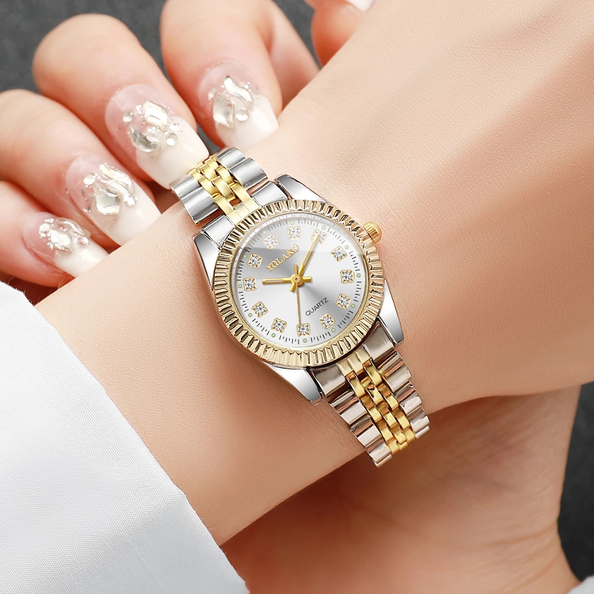 ساعة كوارتز نسائية عصرية مرصعة - مراجعة Luxury Watch Display Case وسعره