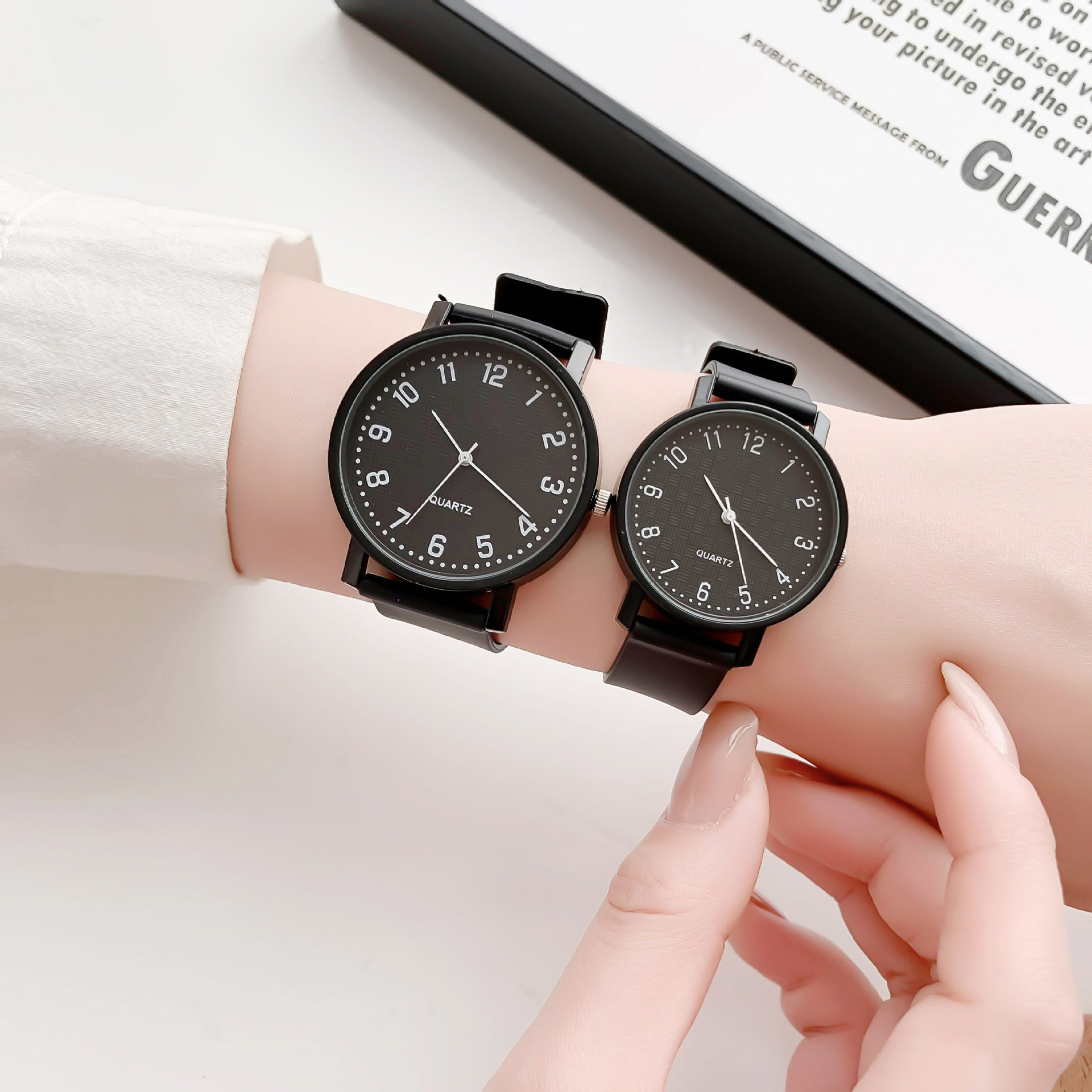 ساعة كوارتز سوداء بسيطة للنساء - مراجعة Luxury Watch With Leather Strap وسعره