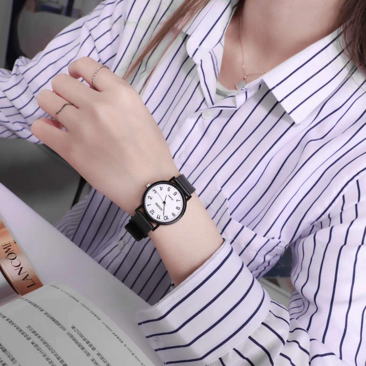 ساعة كوارتز سوداء بسيطة للنساء - مراجعة Luxury Watch With Leather Strap وسعره