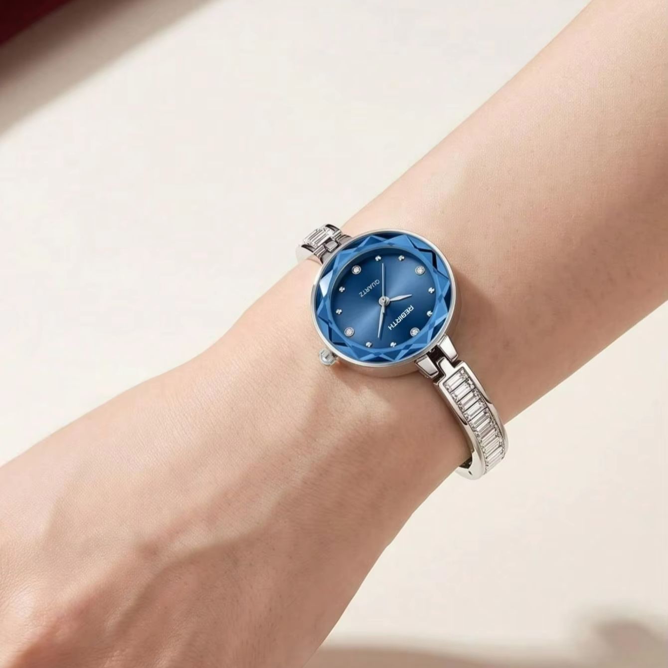ساعة يد نسائية فاخرة بقرص زجاج - مراجعة Luxury Watch Diamond وسعره